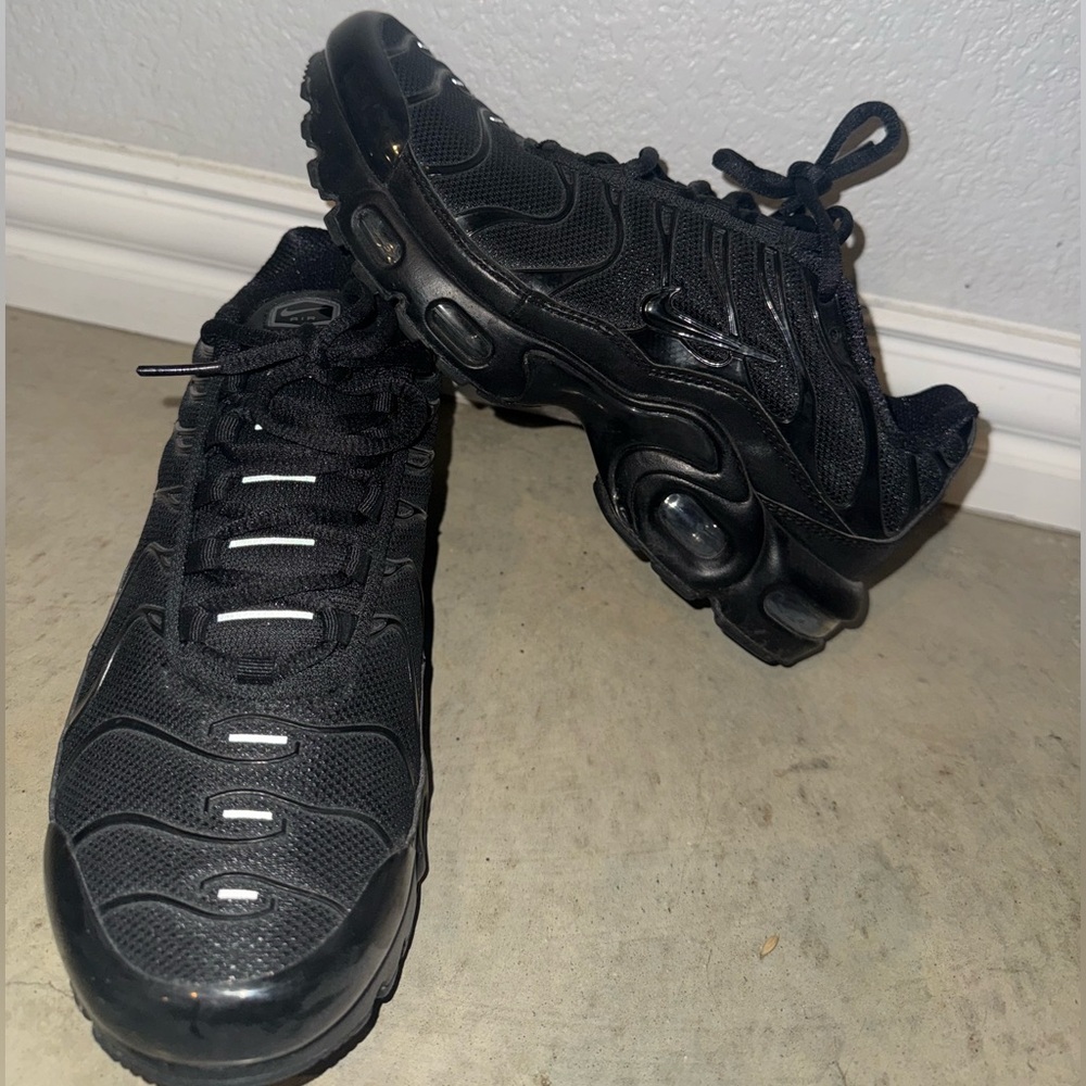 Black Nike Air Max Plus Big Kids' Shoes
US 5.5Y 
No box
